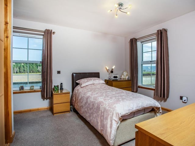 Cottage - bedroom.