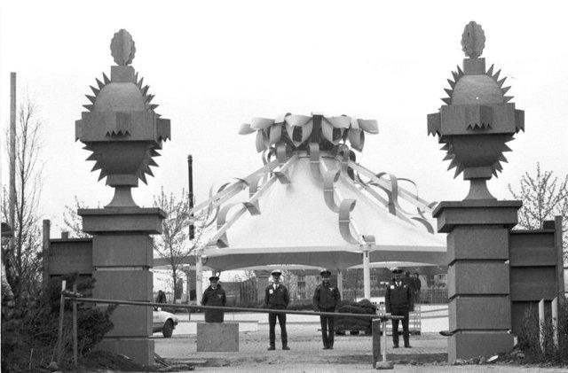 The Central Milling Space at Glasgow Garden Festival in April 1988