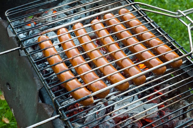 Ces six saucissons-secs-ci sont si secs qu’on ne sait si s’en sont.
(These six dried sausages are so dry that we don’t know if they are.)