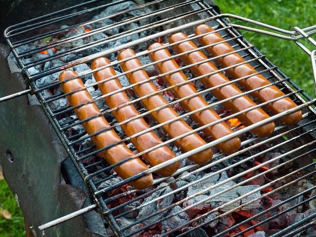 Ces six saucissons-secs-ci sont si secs qu’on ne sait si s’en sont.
(These six dried sausages are so dry that we don’t know if they are.)