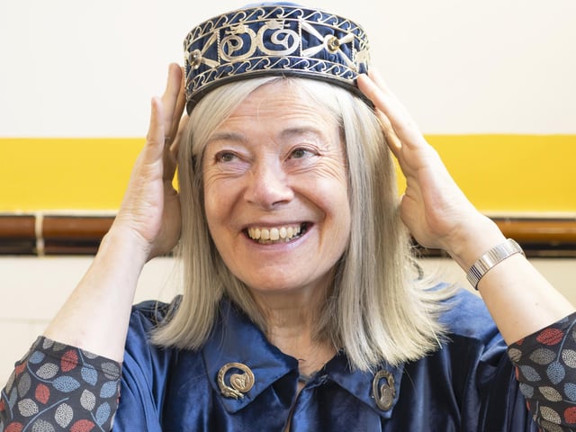 The most prestigious of the literature prizes to be awarded at the Royal National Mòd is the historic Bard of An Comunn Gàidhealach. This year it was bestowed upon Scottish academic, poet and short story writer Meg Bateman. First awarded more than 100 years ago, the prestigious accolade pays tribute to an individual who has made a significant contribution to the Gaelic literary world. Meg is the 60th Bard to be crowned and takes up the position from Scottish poet and translator Niall O’Gallagher.