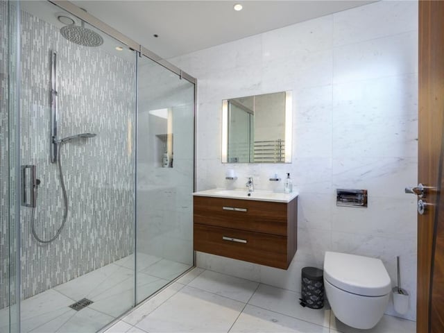 Bedroom 3 en-suite.