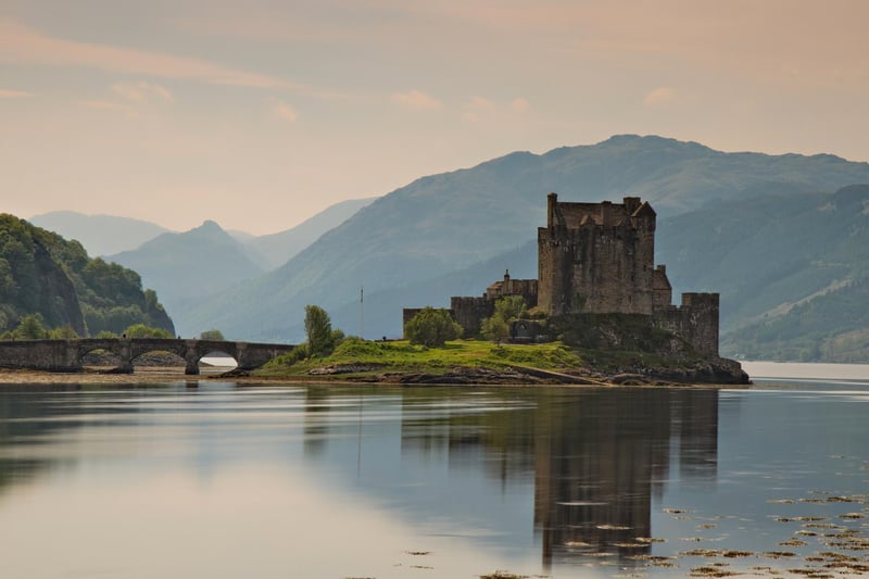 This castle is considered one of the most beautiful Scottish settlements of its kind and it has even inspired sets in Disney movies. It sits at the meeting point between three great lochs and it is surrounded by forests and mountains, located by the village of Dornie that is on the route to the Isle of Skye.