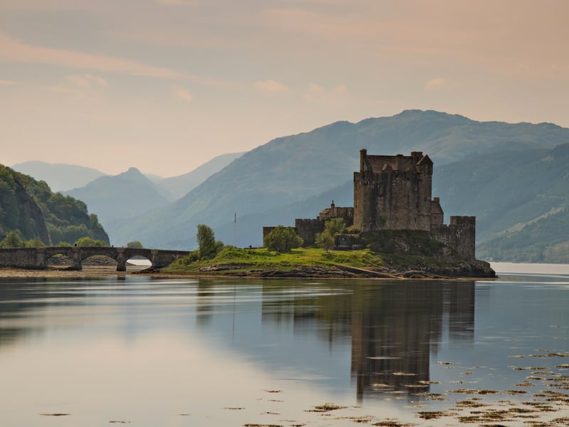 This castle is considered one of the most beautiful Scottish settlements of its kind and it has even inspired sets in Disney movies. It sits at the meeting point between three great lochs and it is surrounded by forests and mountains, located by the village of Dornie that is on the route to the Isle of Skye.