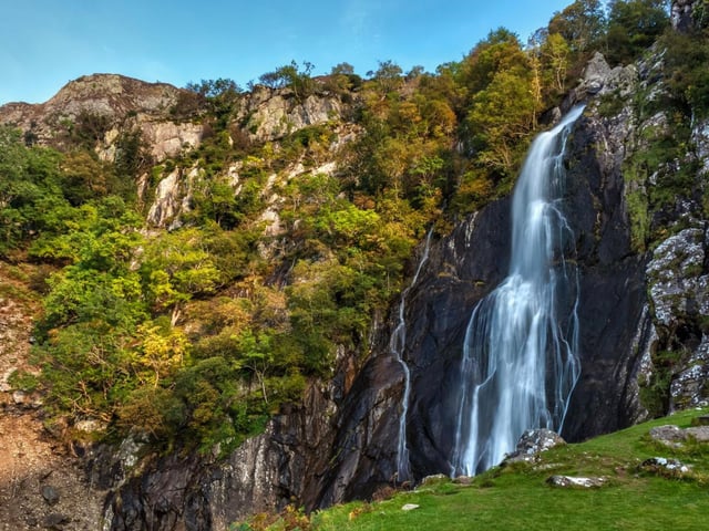 Take in the beautiful views of the stunning waterfall which Llanberis has to offer! Receiving over 2.2 million views on TikTok, this is a must see spot this autumn.
