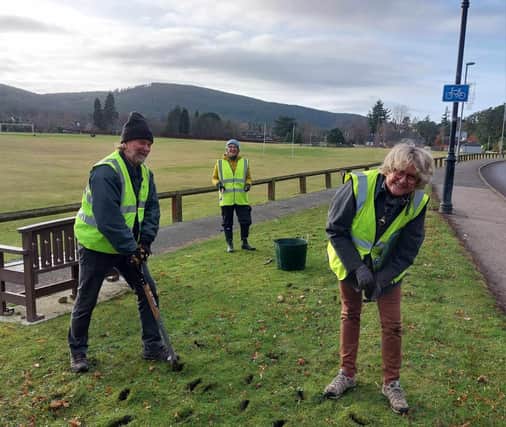Aboyne Green Spaces Group helped plant bulbs in the village.