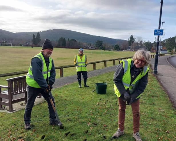 Aboyne Green Spaces Group helped plant bulbs in the village.