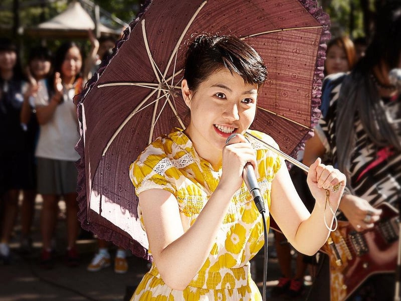 When an elderly woman discovers she is to be sent to a nursing home, she goes for a wander to clear her head - only to walk into a photo studio and emergence as a 20 year old. One of the sweetest and most interesting Korean movies of recent times.