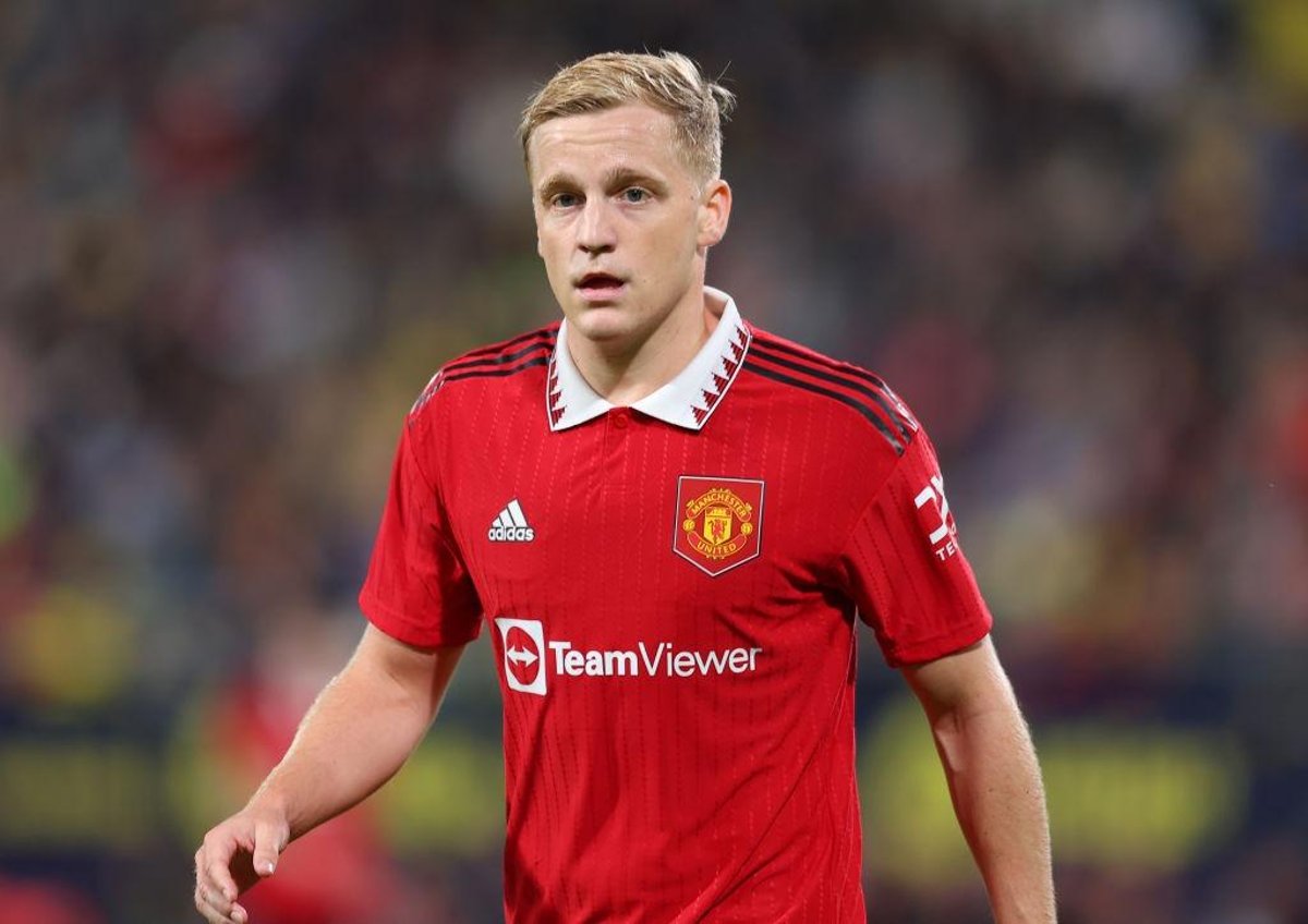 Manchester United's Donny van de Beek chooses Everton loan deal