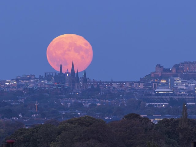 Pulling back to see the wider city, the Edinburgh skyline is highlighted beautifully.