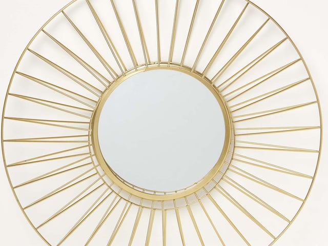 One large mirror.
Cost: £3000