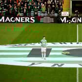 Celtic's on-pitch tribute to Lisbon Lion Bertie Auld. (Photo by Alan Harvey / SNS Group)