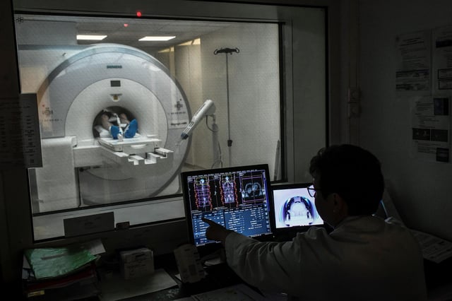 Un radiologue supervise un patient subissant une IRM.  Photo: STEPHANE DE SAKUTIN / AFP via Getty Images