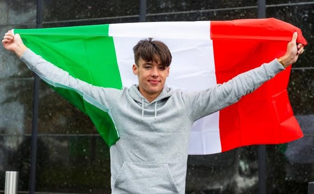 Aaron Hickey di Hearts è stato fotografato in partenza per l'Italia prima di trasferirsi a Bologna, all'aeroporto di Glasgow, il 9 settembre 2020 a Glasgow, Scozia (foto di Mark Scats / SNS Group)