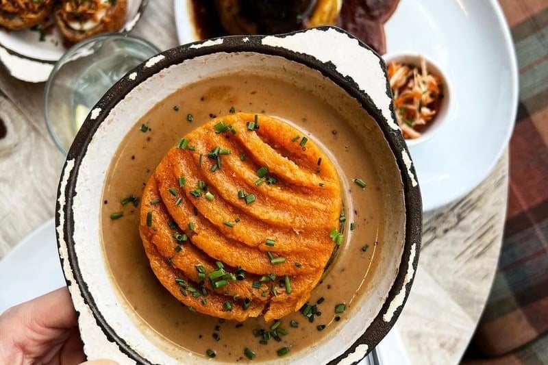 Makars Gourmet Mash Bar is located on 9 and Bank Street and is described as one of the "gems of Edinburgh". It offers lots of options, including plant based food for vegans.