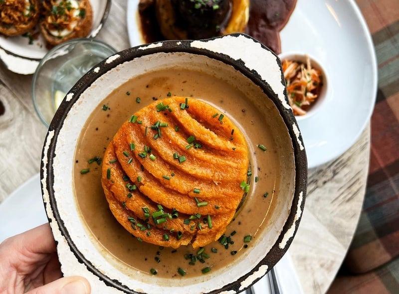 Makars Gourmet Mash Bar is located on 9 and Bank Street and is described as one of the "gems of Edinburgh". It offers lots of options, including plant based food for vegans.