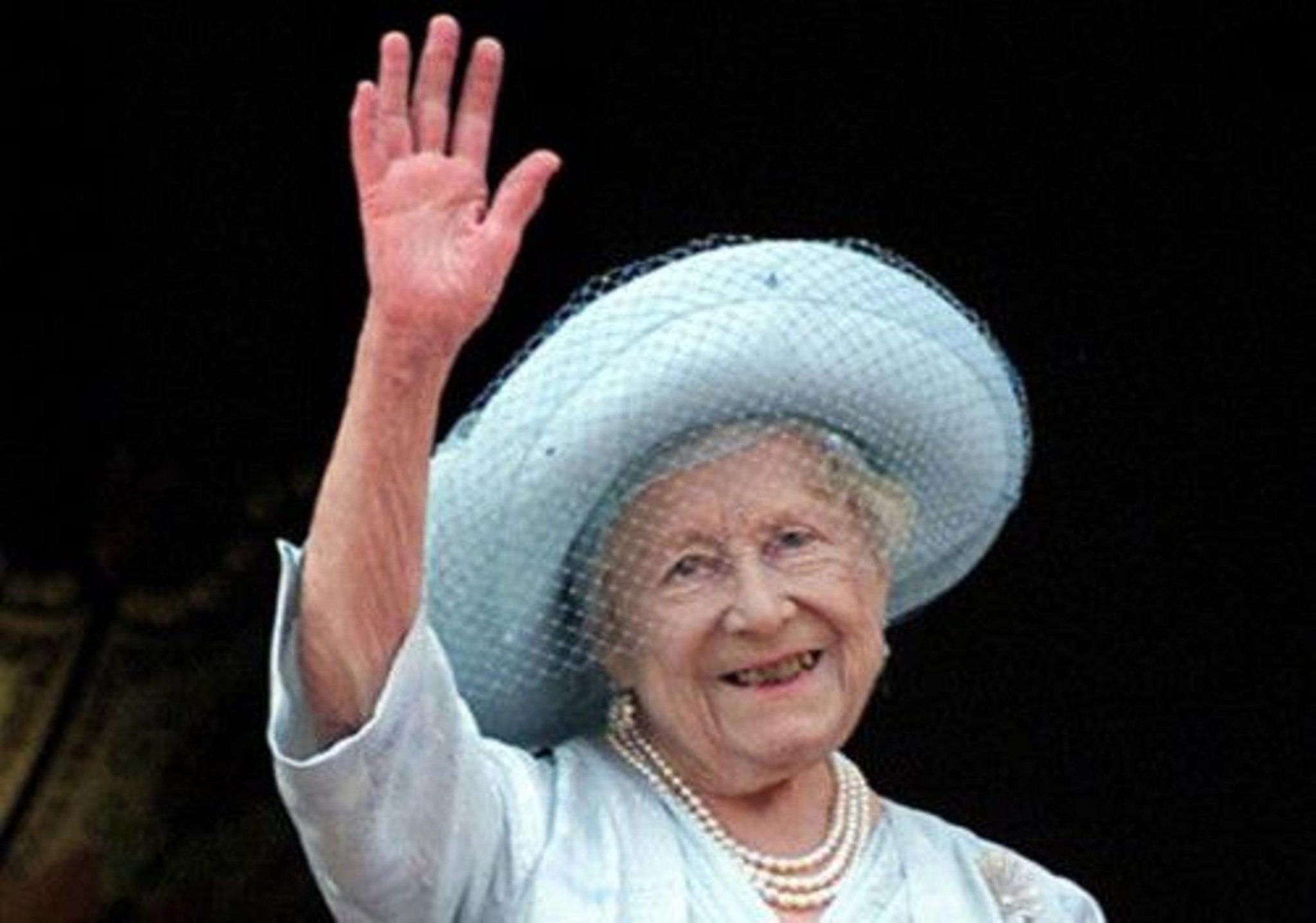 The Queen pays private remembrance to her mother 20 years after her death