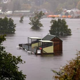 Ceann a' Ghiùthsaich sa Ghàidhealtachd fo bhurn às dèidh na tuiltean uamhasach. (Dealbh: Jeff Mitchell/Getty Images)