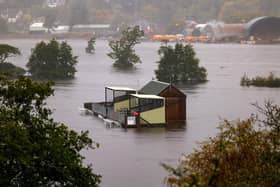 Ceann a' Ghiùthsaich sa Ghàidhealtachd fo bhurn às dèidh na tuiltean uamhasach. (Dealbh: Jeff Mitchell/Getty Images)