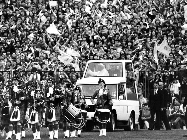 Thousands of youngsters welcome Pope John Paul II to Murrayfield Stadium.