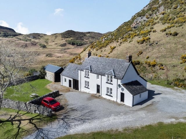 Oldany Farmhouse - front.
