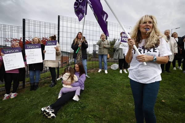 Unison strike outside Avenue End Primary School in Glasgow. Image: Jeff J Mitchell/Getty Images.