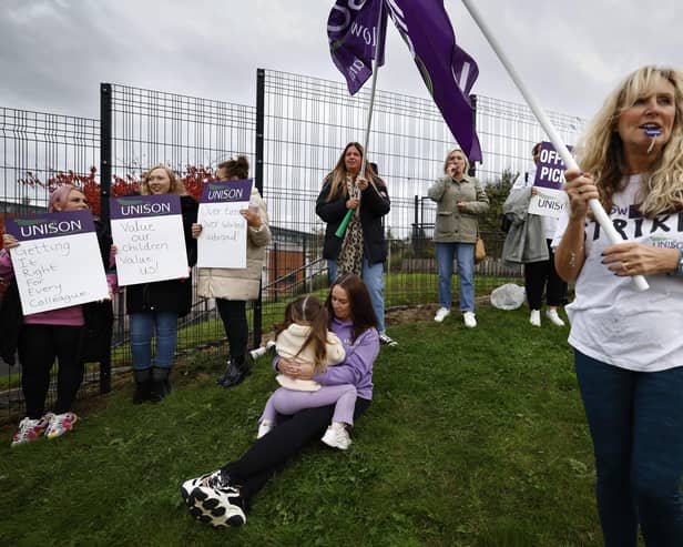 Unison strike outside Avenue End Primary School in Glasgow. Image: Jeff J Mitchell/Getty Images.