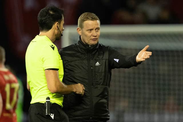Aberdeen manager remonstrates with referee Daniel Stefanski (Photo by Mark Scates / SNS Group)