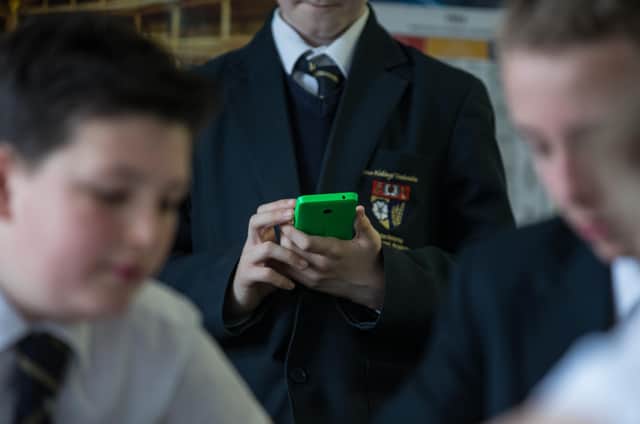 Skoleelever skal ikke få lov til å tulle rundt på mobiltelefonene sine i klasserommet (Bilde: Matt Cardy/Getty Images)