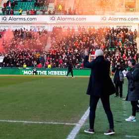 Aberdeen fans make their feelings known about manager Jim Goodwin ahead of the loss to Hibs. (Photo by Paul Devlin / SNS Group)