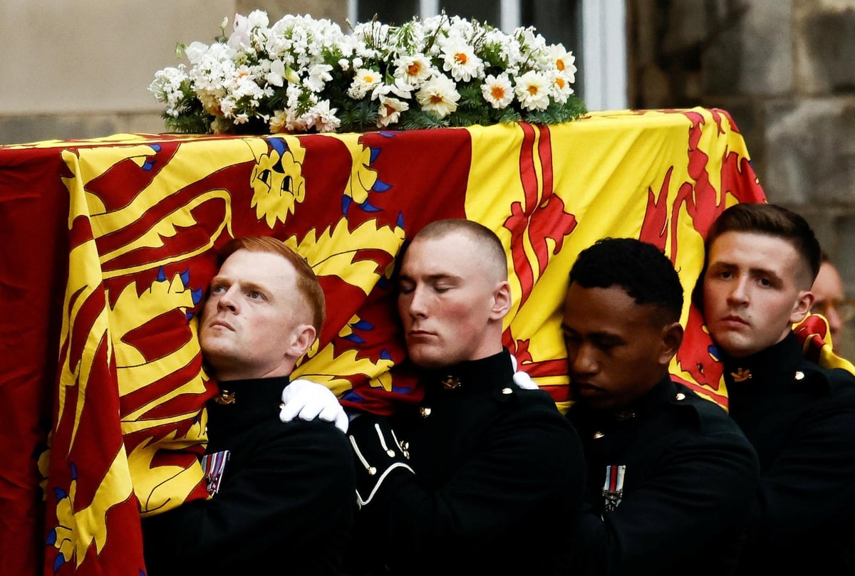 Recap: An emotional day as Queen’s coffin arrives in Edinburgh