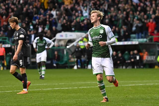 Ewan Henderson celebrates scoring Hibs' third against St Mirren.  (Photo by Paul Devlin / SNS Group)