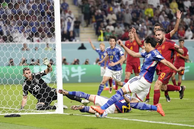 Kaoru Mitoma de Japón centra para el segundo gol, pero ¿el balón está fuera de juego?