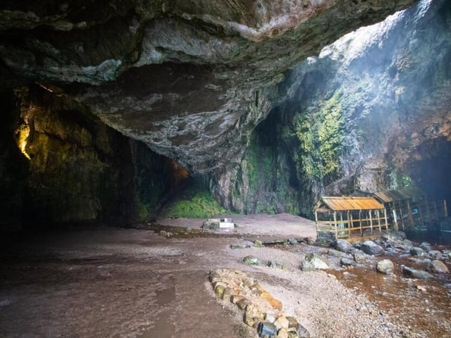 This is a natural sea cave situated one mile away from Durness village which sits in Sutherland in the north-western Scottish Highlands. According to Smoo Cave Tours the location “is fully accessible 365 days a year public access with a walkway into the waterfall chamber, free of charge.”