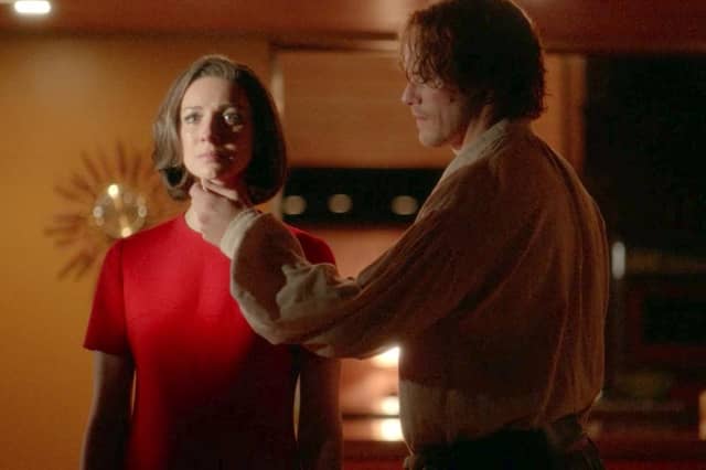 The episode featured Claire's trauma-induced dream-like state, in which she imagines her family living in the 1960's. (Credit: Starz)