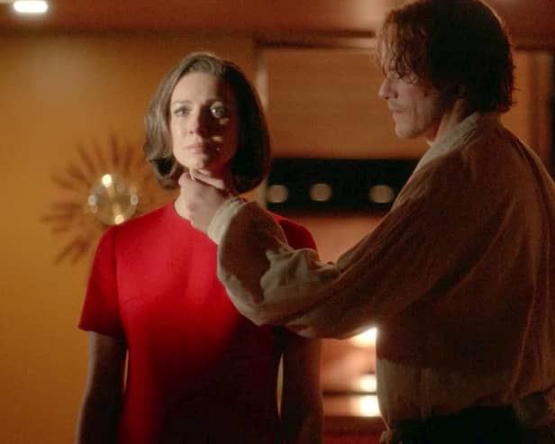 The episode featured Claire's trauma-induced dream-like state, in which she imagines her family living in the 1960's. (Credit: Starz)