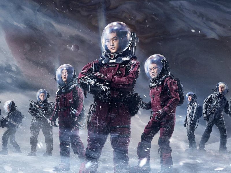 The Wandering Earth follows a group of unexpected heroes as giant planet Jupiter threatens to collide with Earth.