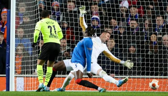 Donyell Malen scores to put Borussia Dortmund 2-1 ahead at Ibrox during the Europa League knockout round play-off tie against Rangers. (Photo by Alan Harvey / SNS Group)