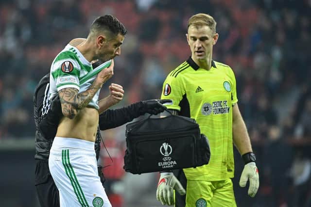 Celtic's midfielder Nir Biton (L) and goalkeeper Joe Hart. (Photo by Ina Fassbender / AFP) (Photo by INA FASSBENDER/AFP via Getty Images)