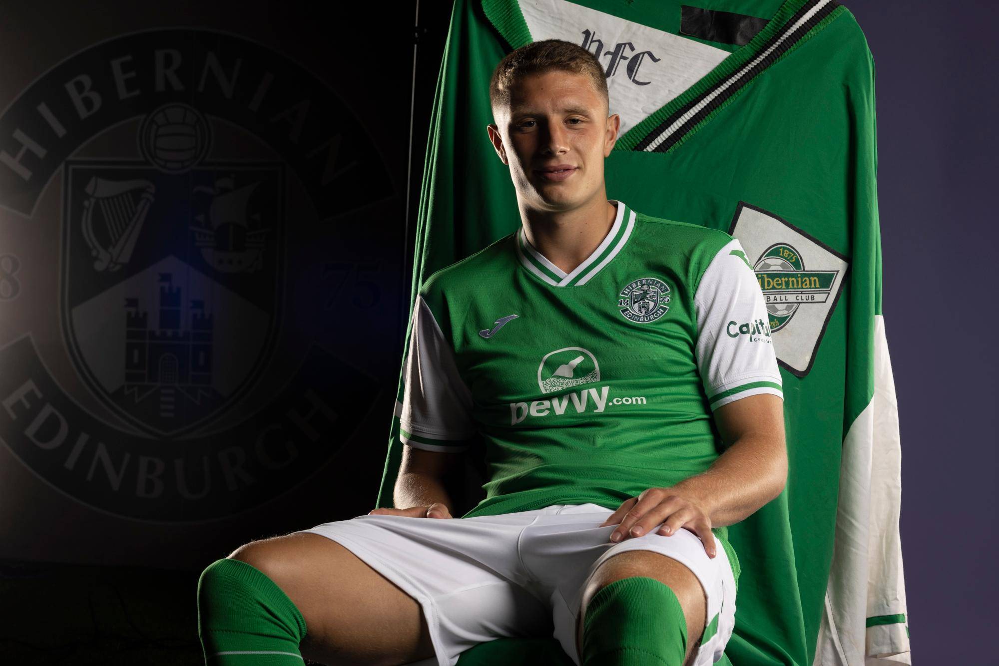Man Utd defender Will Fish has returned to Hibs for a second loan spell.