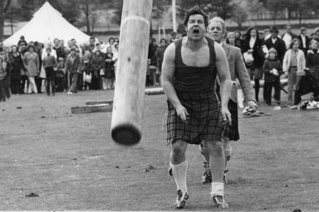 Charlie Allan tossing the caber, watched by judge Bob Shaw