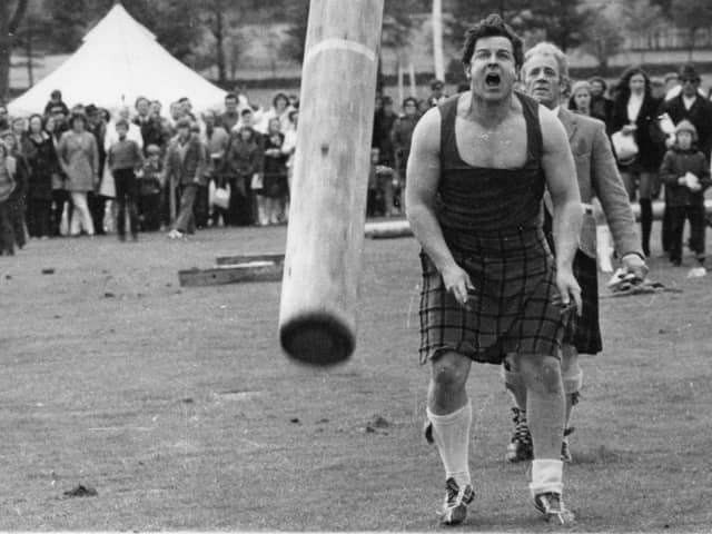 Charlie Allan tossing the caber, watched by judge Bob Shaw