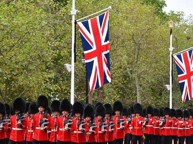 The coffin procession heads down the Mall towards Wellington Arch