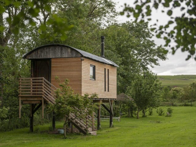 The former artist’s studio has ingenuiously been built on stilts, making for a holiday home to remember.