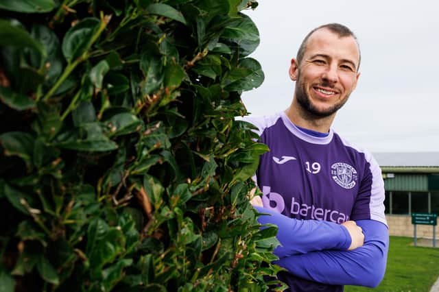 Adam Le Fondre has taken to life at Hibs and is relishing playing in his first Edinburgh derby.