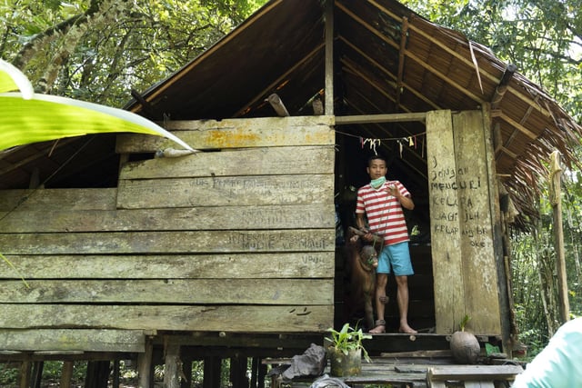 Kurkur in the hut with his 'owner'