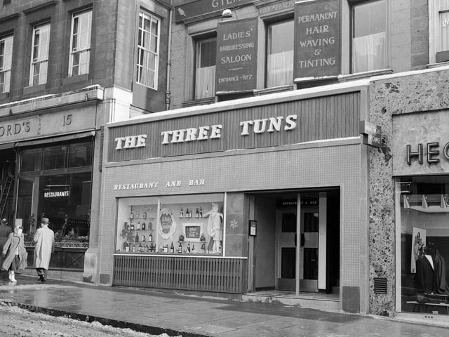 Well worth the 'weight': The Three Tuns restaurant on Hanover Street in 1966.