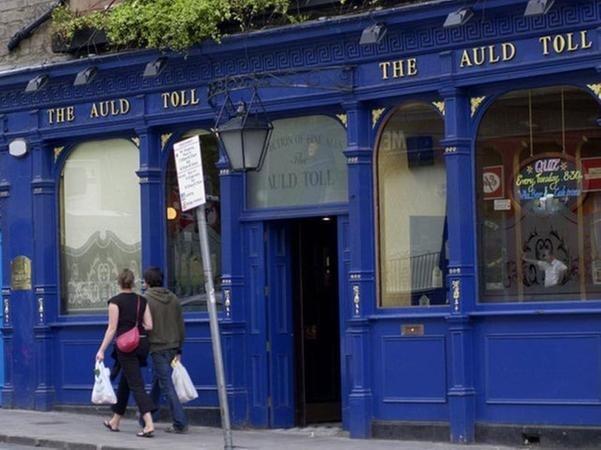The Auld Toll, on Leven Street, at Tollcross, had a traditional interior filled with old pictures, mirrors and some classic, if rather worn, pub furniture. Today it's The Blackbird - a rather more modern affair.