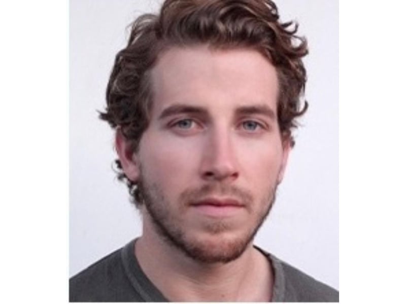 Chris Fulton (The Witcher, Outlaw King) plays Rob Cameron. Mysterious Rob is a new acquaintance of Roger and Brianna.