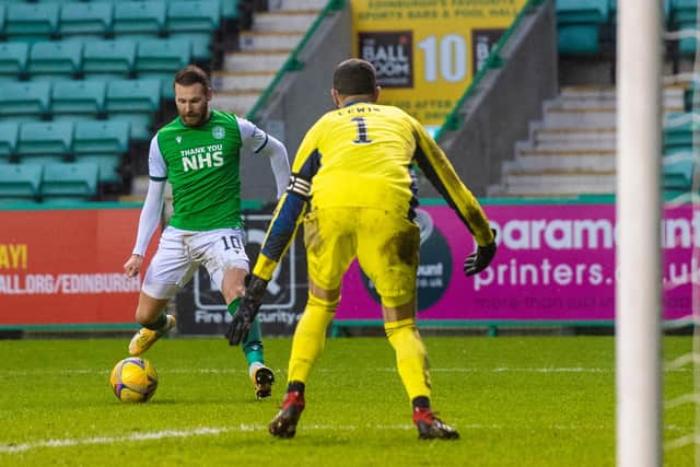 Martin Boyle beats Aberdeen goalkeeper Joe Lewis to put Hibs 2-0 up. (Photo by Mark Scates / SNS Group)